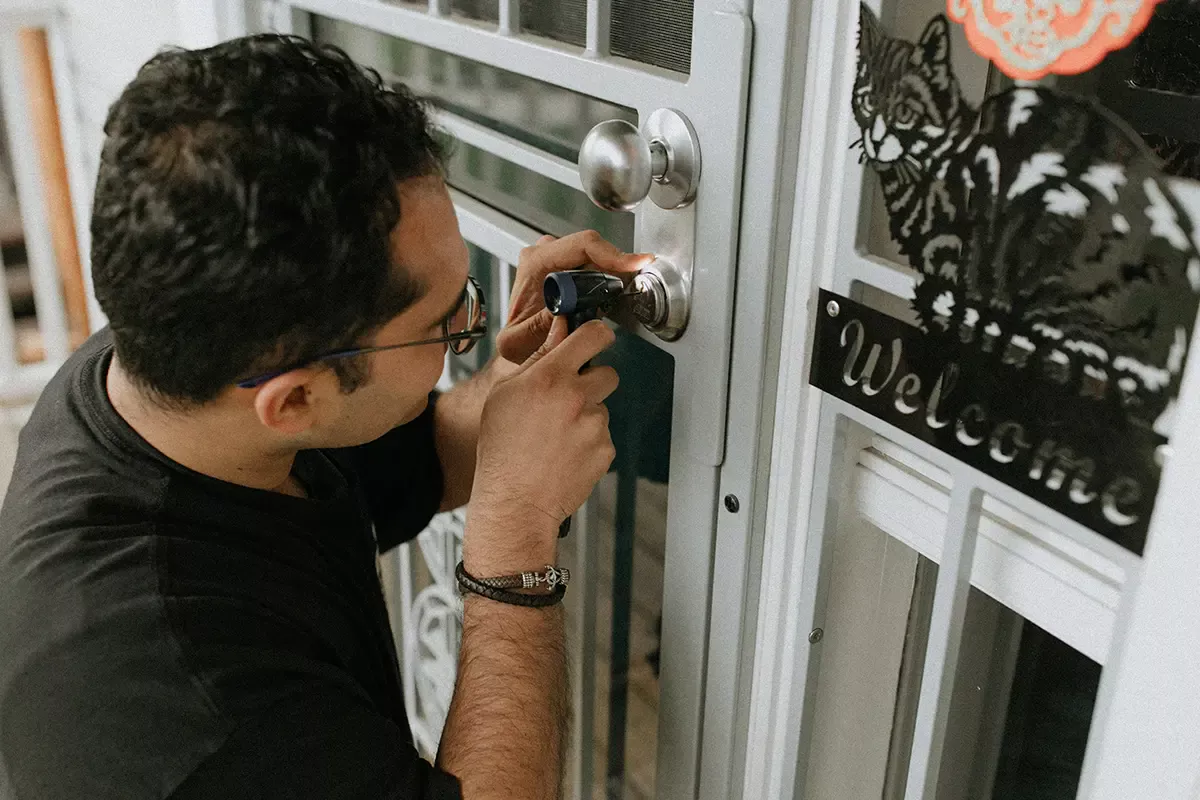 Black cat lock and key - Emergency Home Lockouts in Calgary